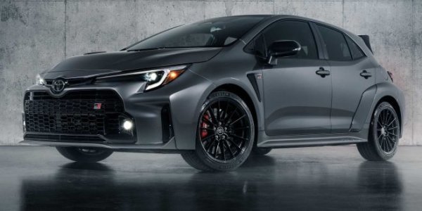 Спомняте ли си, когато всички наричаха Toyota скучен производител на автомобили за пътуване до работното място. Е, японците отговориха с все повече и повече супер вълнуващи автомобили. Несъмнено един от от тях е GR Corolla.
Под предния капак се намира 1,6-литров турбо трицилиндров двигател. Този мотор минава за запазена територия на малките градски коли.

Е, с наличните 300 к.с., GR Corolla напълно разбива това предубеждение. Благодарение на тази невероятна изходна мощност, I3 на GR Corolla има една от най-високите специфични мощности (конски сили на литър) от всички двигатели в историята. Мощността му идва с  хитра система AWD и задължителна шестстепенна ръчна трансмисия.